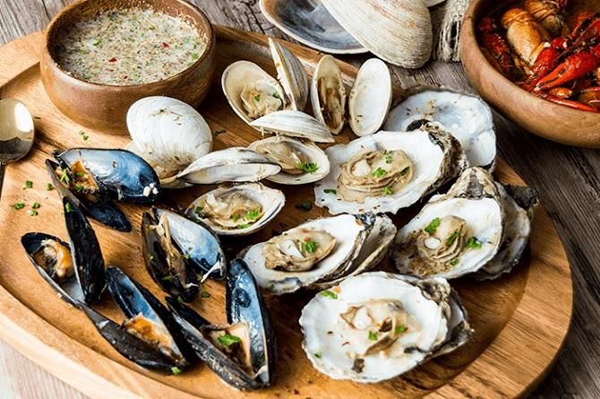 The difference between clams and mussels