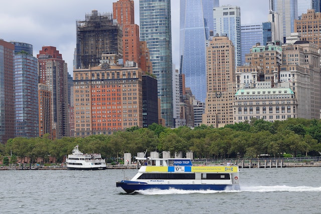 A ferry sailing on the coast of Manhattan